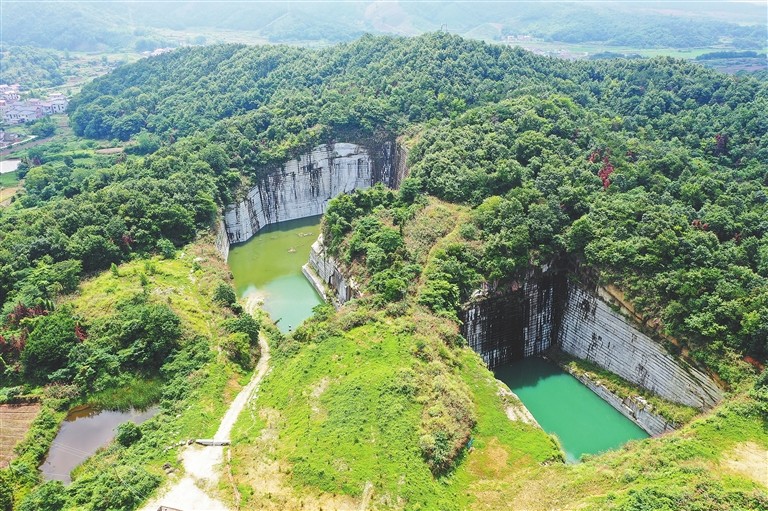 江西芝麻白礦山產(chǎn)區(qū)復(fù)綠后的都昌蘇山15、19號礦區(qū)